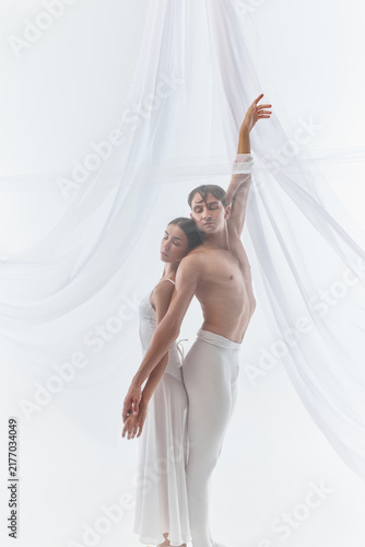 Fotografie Close dance couple stretches upward in synchronized silhouette
