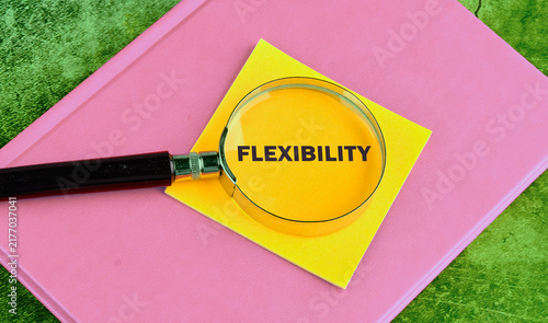 Quadro su tela Flexibility Concept: Magnifying Glass Over Text