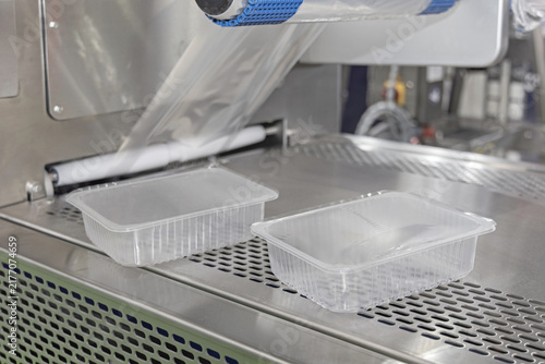 Industrial Tray Sealer Flow Wrapper Food Packaging Machine Production Process in Factory