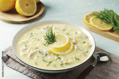 Fotografía A bowl with traditional Greek lemon soup Avgolemono