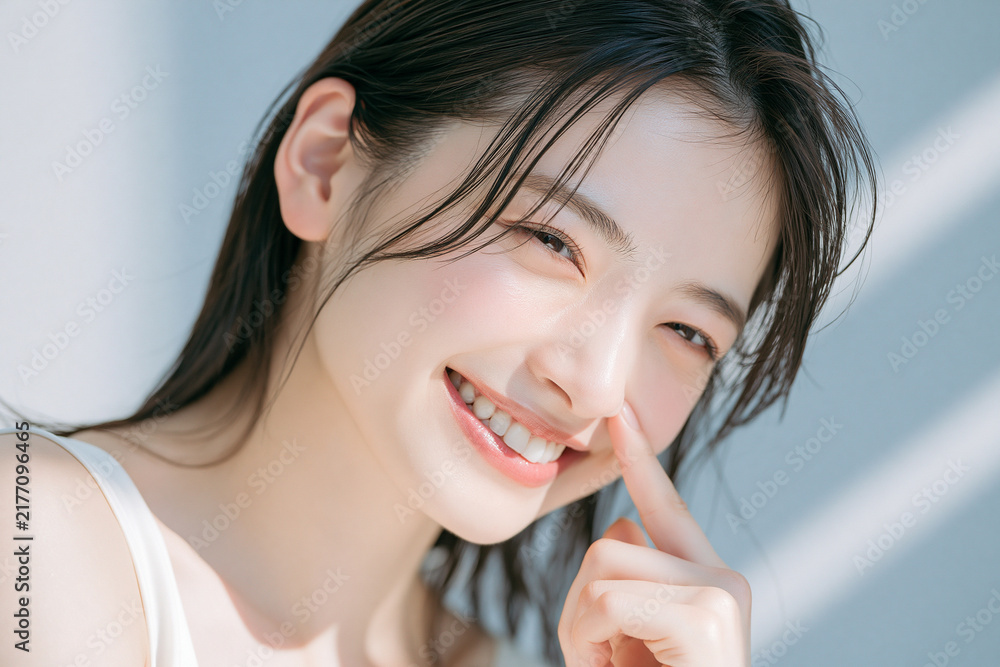 Fototapeta premium 爽やかで透明感のある美しい肌の笑顔の女性