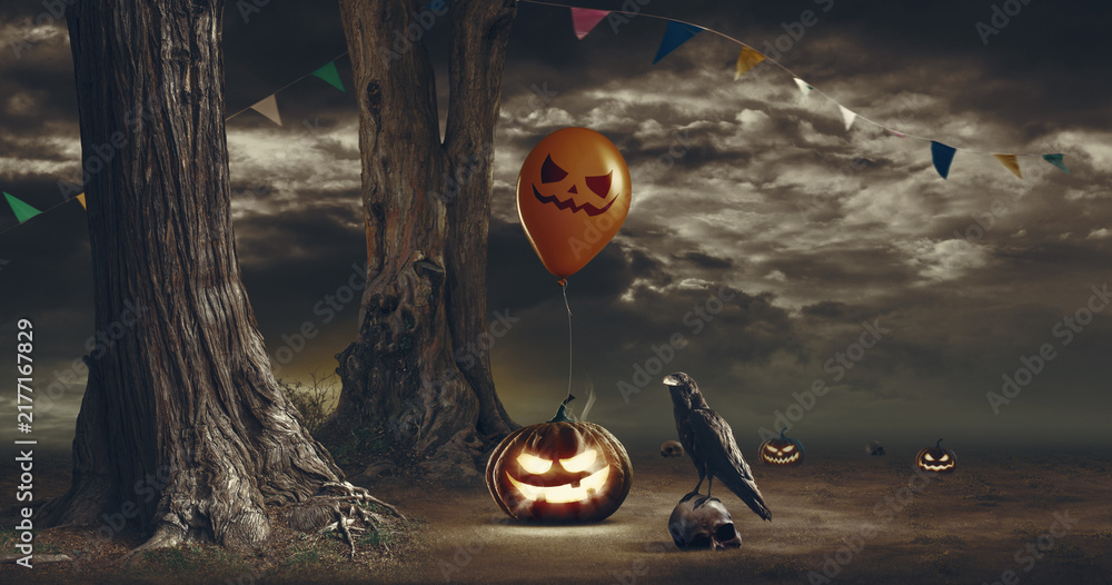 Naklejka premium Halloween pumpkin and crow in the forest