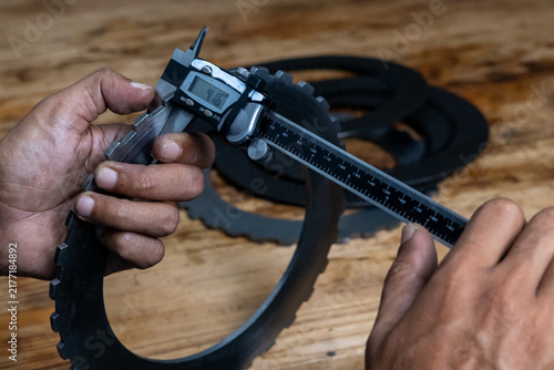 Canvastavla Precision mechanical measurement of timing belt thickness with digital caliper