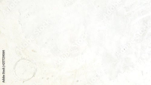 Foto Minimal white plaster wall texture with subtle stains, faint circular marks, and natural surface variations