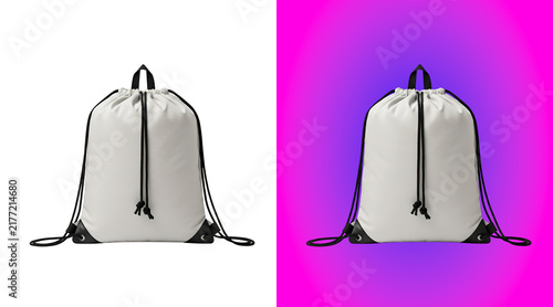 Foto A white drawstring backpack with black ropes and reinforced corners, isolated on