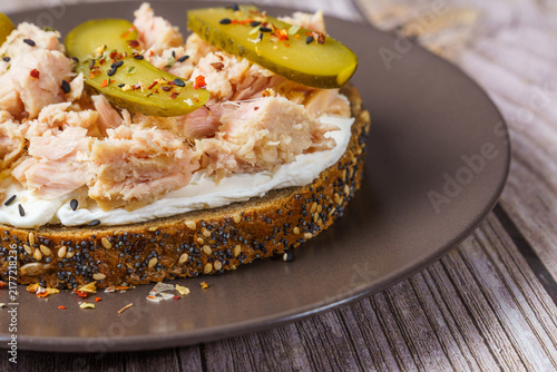 Foto Healthy tuna salad open faced sandwich on multigrain bread with cream cheese, sl