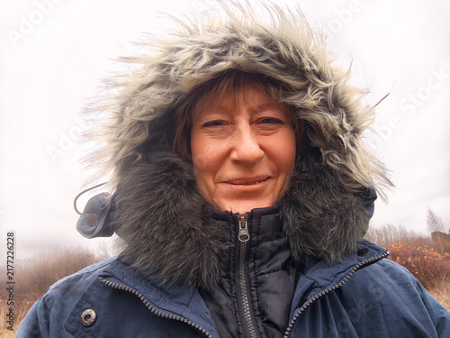 Foto Woman enjoys simple moments outdoors in the winter, showcasing her independent l