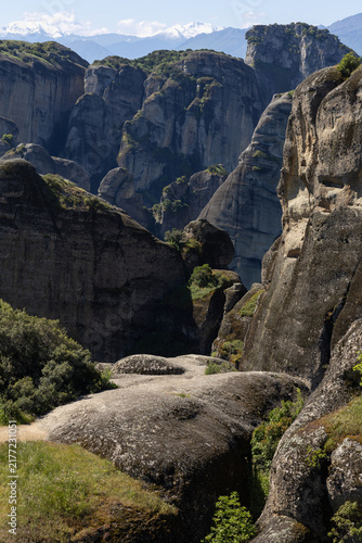Photography majestic rock formations of meteora valley in greece with snowy mountain peaks i