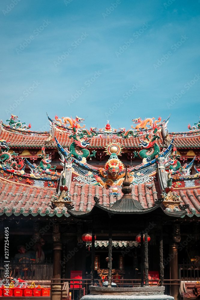 Obraz premium Panoramic view of the roof of the main hall of the Minnan Temple in Quanzhou with two dragons grabbing beads