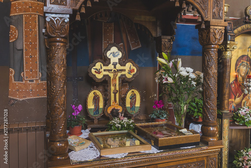Foto Ornate wooden shrine with golden cross and religious icons in an Orthodox church
