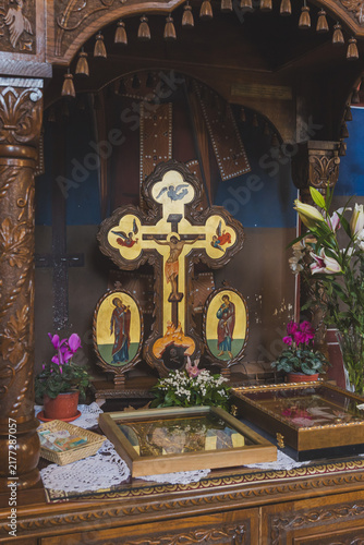 Foto Ornate wooden shrine with golden cross and religious icons in an Orthodox church