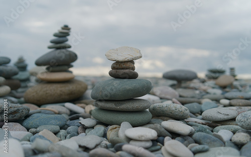 Fotografía Stone Stacks Balanced on a Pebble Beach