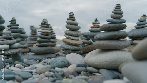 Cuadro en lienzo Zen Stone Balances on Pebbled Ocean Beach