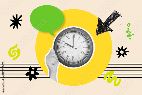 Canvastavla Collage de una mano de mujer sosteniendo un reloj sobre un circulo amarillo junto a una burbuja de chat y una flecha negra sobre un fondo beige claro