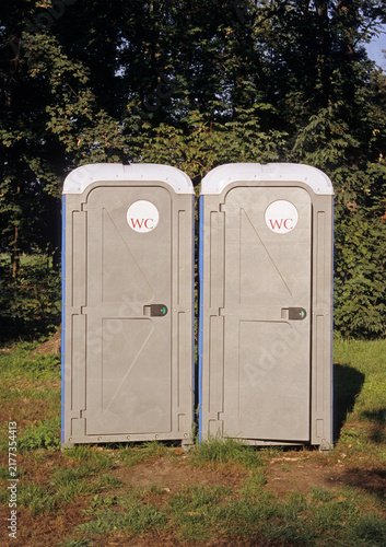 Quadro su tela a couple of urinals in the park
