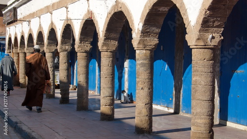 Fotografía Arched supports for a patio in front of blue doors for individual shops in the m