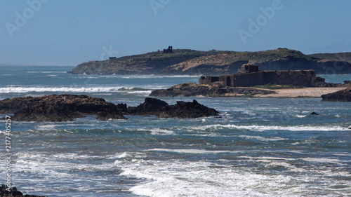 Konstfotografi Waves crashing into a rocky coastline just below the walls of the medina in Essa