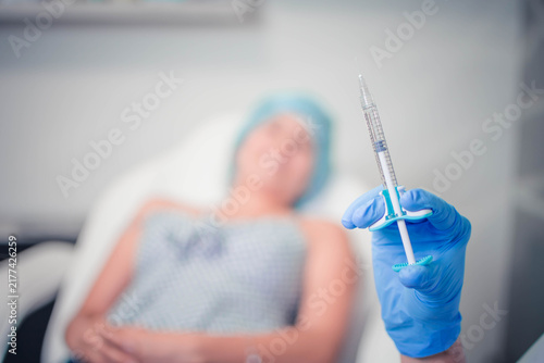 Fotografía doctor with syringe
