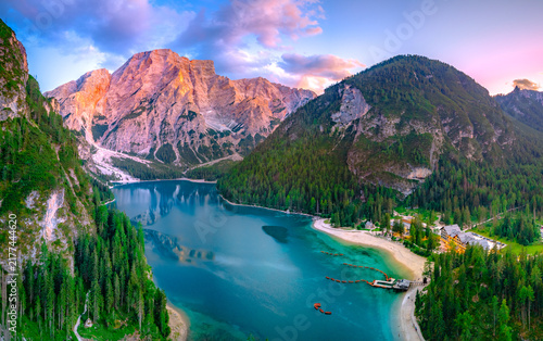 Fotografía Spectacular romantic place with typical wooden boats on the alpine lake,(Lago di
