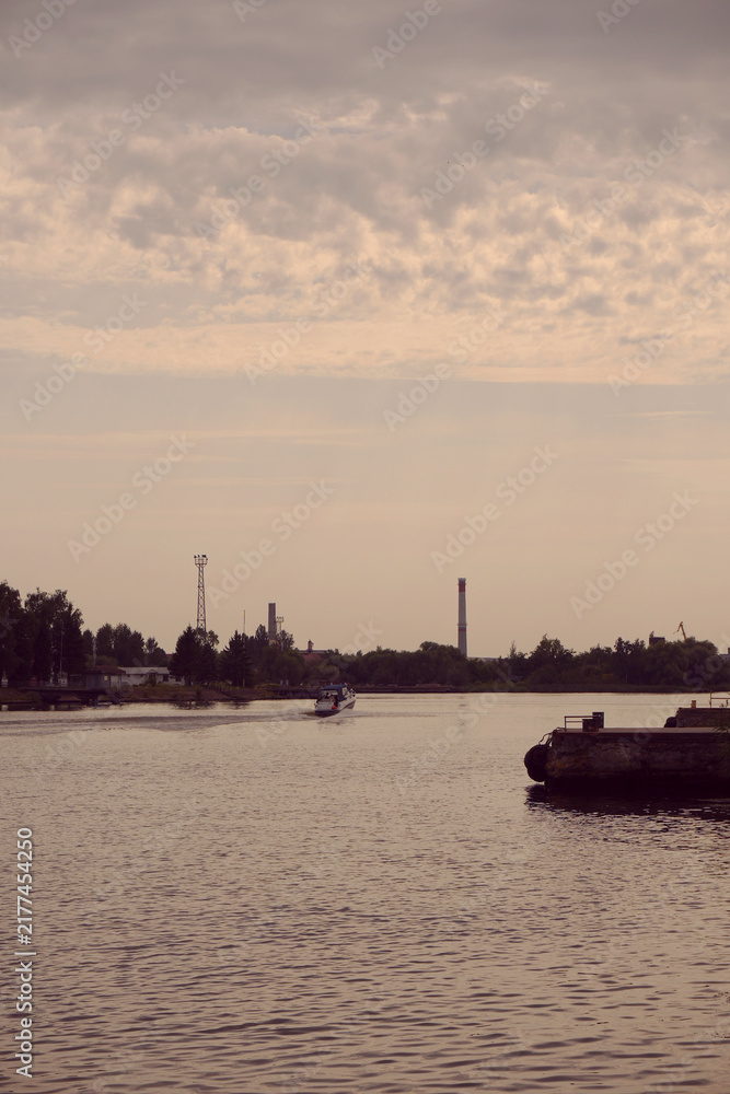 Naklejka premium The riverbank in the city.