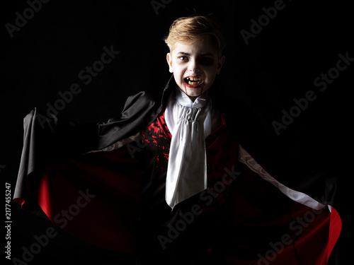 Canvastavla A boy dressed in a vampire costume