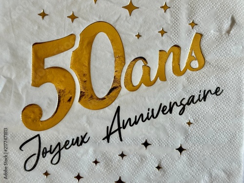 фотографія 50 ans joyeux anniversaire serviette gros plan