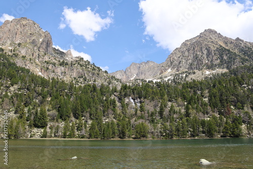Canvas Print Paisaje del Parque Nacional de Aigüestortes i Estany de Sant Maurici con picos n