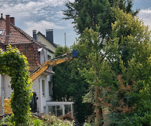 Abrissarbeiten durch einen Bagger auf einem Grundstück