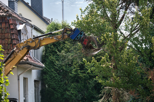 Abrissarbeiten durch einen Bagger auf einem Grundstück