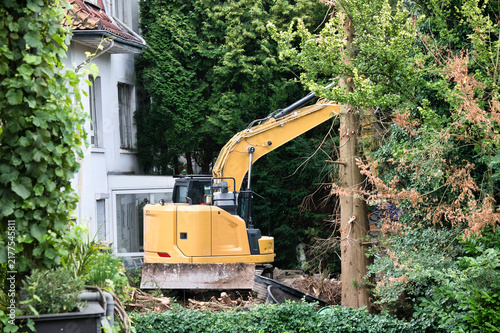 Abrissarbeiten durch einen Bagger auf einem Grundstück