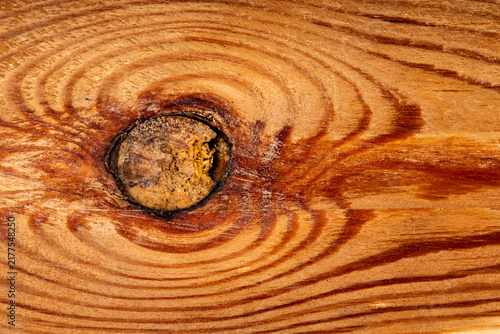 Foto Surface of a wooden board longitudinal cut with a dark inclusion for eco-friendly design