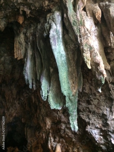 Obraz na płótnie 洞窟のゴツゴツとした岩肌と鍾乳石