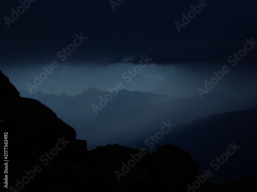 Fotografía time lapse clouds over the mountains