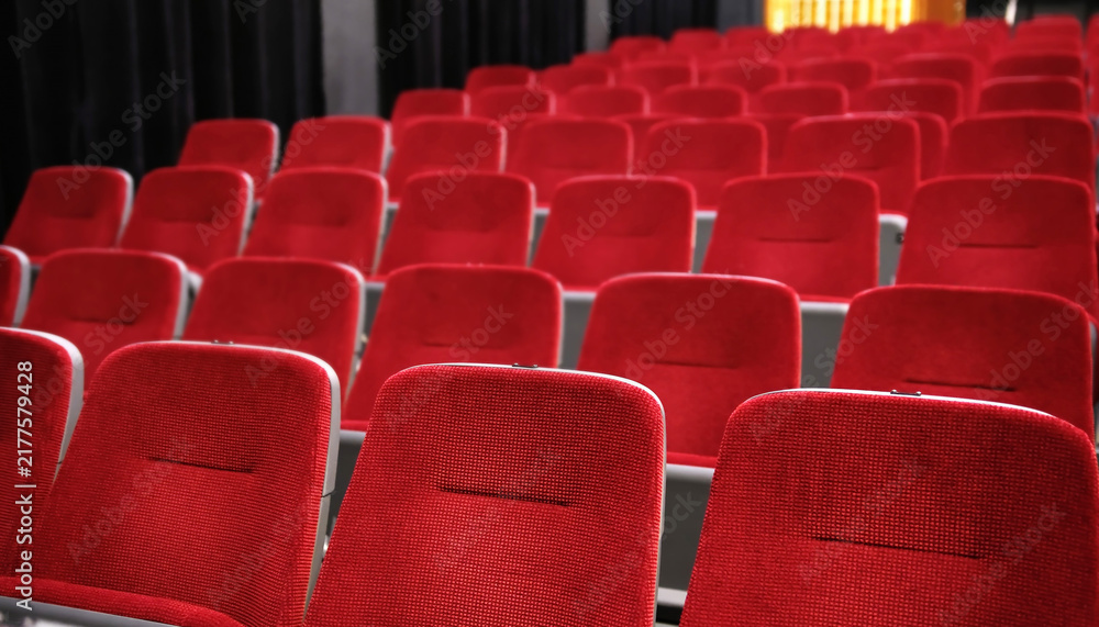 Obraz premium Rows Of Empty Red Chairs In The Cinema
