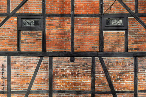 Foto Half-timbered brick wall facade with windows in Oslo