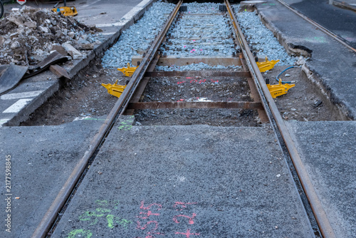 Foto Railroad construction site shows new rails for city tram and commuters traffic jam due to railway maintenance