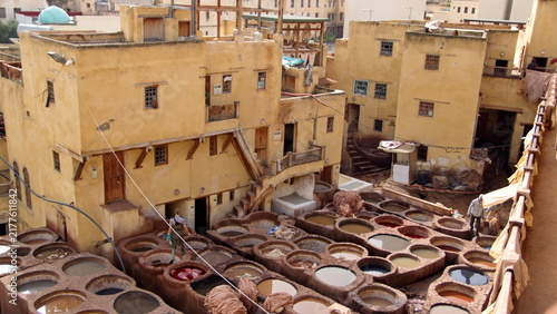 Foto Vats of dye in the courtyard of the Chouara Tannery in Fez, Morocco