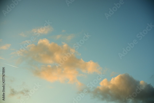 Fotografía sky and clouds in golden hour sunlight