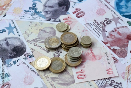 Foto Turkish lira money banknotes and coins on table