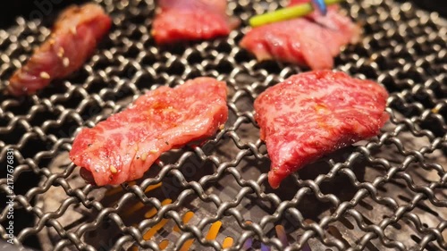 網焼きで香ばしく焼ける霜降り和牛の焼肉クローズアップ