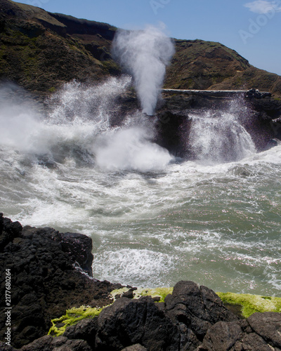 Foto Spouting Horn Blowhole During Powerful Ocean Surge, Oregon Coast