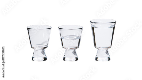 Foto Isolated three clear glass tumblers with water, varying fill levels, simple beve