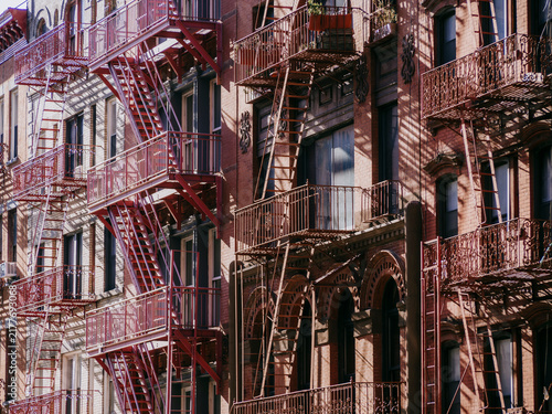 Canvastavla Classic New York Brick Apartment Facades with Red Fire Escapes