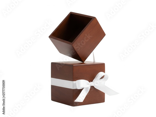 Obraz w ramie 白いリボンで装飾された蓋が開いた状態の高級感のある木製の正方形ギフトボックス、ホワイトバックグラウンドで撮影されたプレゼント用の空の木箱、記念日や誕生日などの贈り物やジュエリーケースとして最適なシンプルで洗練されたデザインのプロダクトショット。
