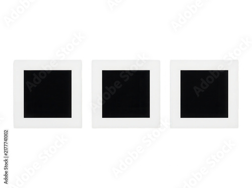 Tres marcos cuadrados idénticos con bordes blancos gruesos y centros negros sólidos dispuestos horizontalmente sobre un fondo blanco limpio, ideal para diseño minimalista, arte moderno o