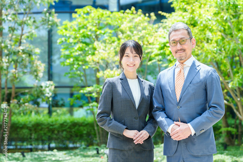 Plakat 会社のテラスに立つビジネスパーソン