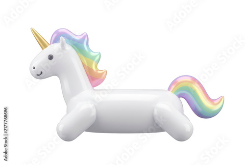 Une bouée gonflable en forme de licorne blanche avec une crinière et une queue aux couleurs de l'arc-en-ciel, dotée d'une corne dorée, isolée sur un fond blanc pur pour un usage créatif polyvalent.