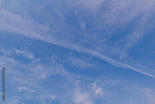青空を横切る飛行機雲