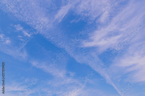 流れる飛行機雲