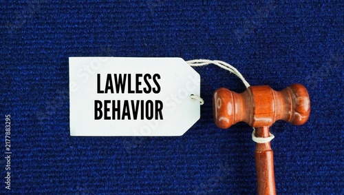 Cuadro en lienzo Hammer the judge and tag the paper with the word Lawless behavior